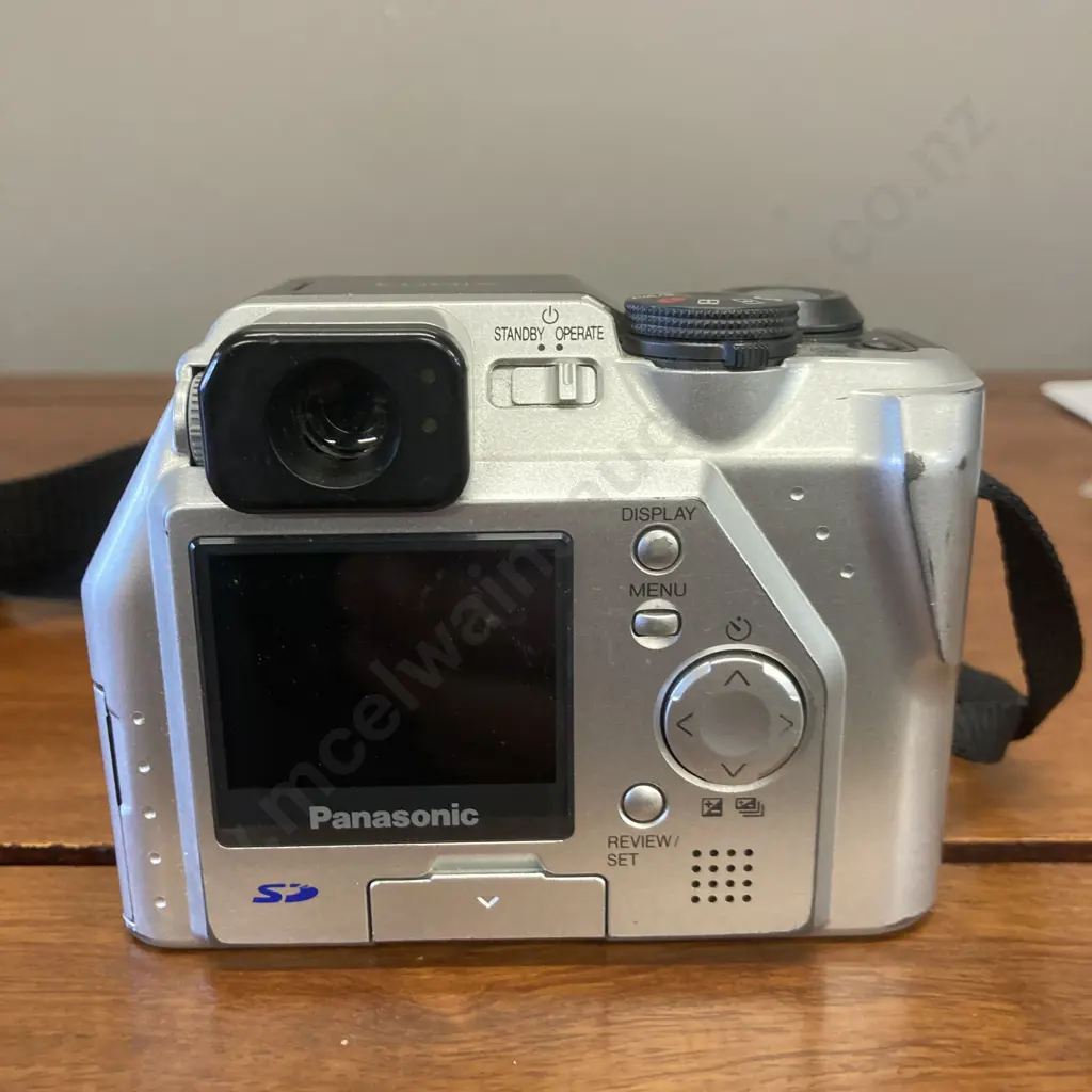 Panasonic LUMIX DMC-LC40 3.9MP Digital Camera 33-100 Leica Zoom, CD, Charger, LowePro Carry Bag Image 1++